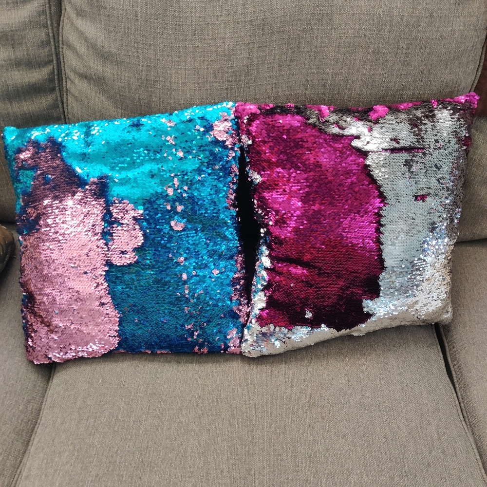 2 decorative pillows